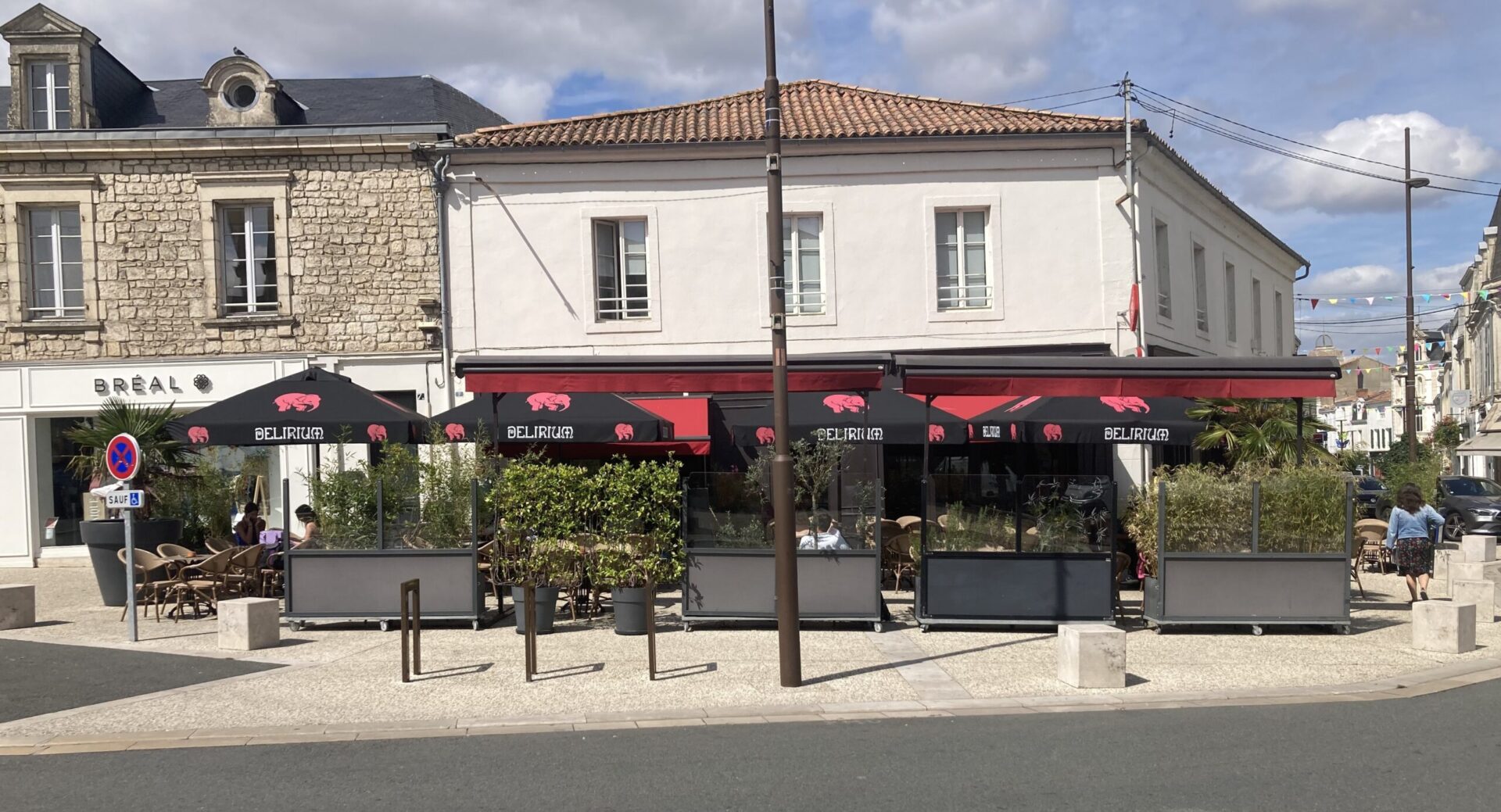 découvrez l'ambiance chaleureuse et la convivialité d'un café pmu, lieu de rencontre idéal pour partager un moment authentique autour d'une boisson et des paris hippiques.