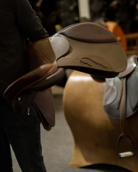 découvrez comment choisir la selle antarès idéale pour votre cheval, alliant confort, performance et élégance pour des séances d'équitation réussies.