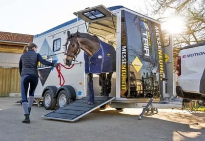 découvrez comment choisir un van sûr pour chevaux, garantissant sécurité et confort lors de leurs déplacements.
