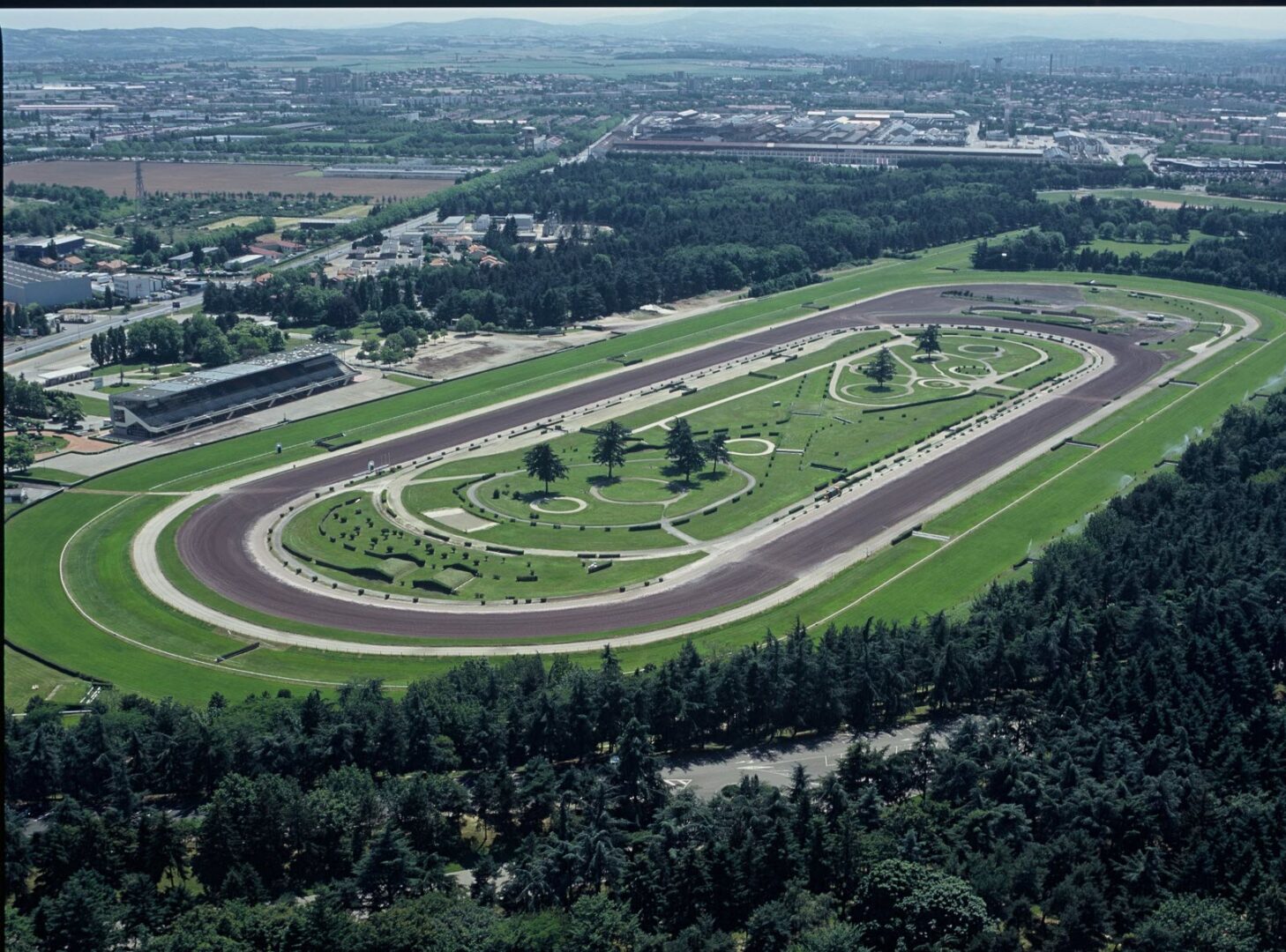 découvrez l'histoire fascinante de l'hippodrome de parilly et les événements incontournables qui y sont organisés tout au long de l'année.