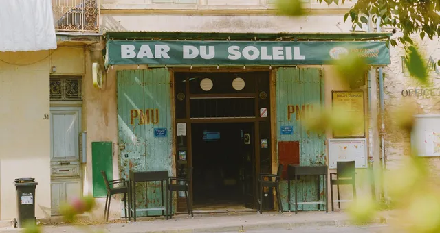 découvrez le déclin des tuyaux traditionnels du pmu à paris et les nouvelles tendances qui transforment les paris hippiques dans la capitale.