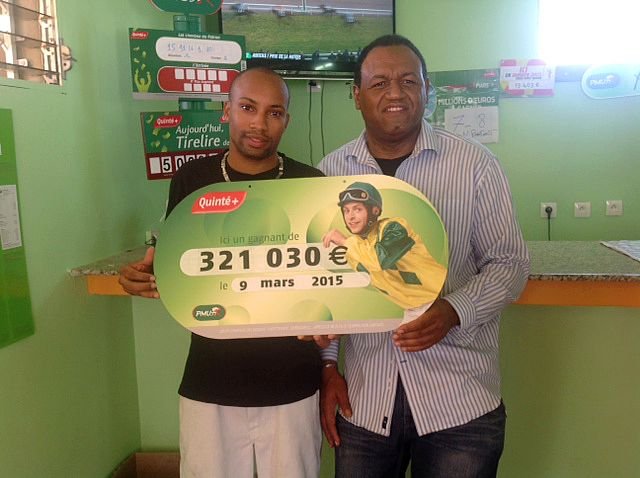 un parieur pmu remporte le plus gros jackpot du quinté, une victoire historique qui fait sensation dans le monde des courses hippiques.