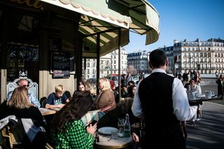découvrez comment les soirées dj et les salades de poulpe révolutionnent l'ambiance du pmu, une institution française incontournable, alliant tradition et modernité.